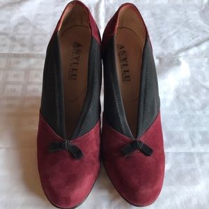 Free w bundle- Italian burgundy kid suede and black stretch pumps w bows EUC